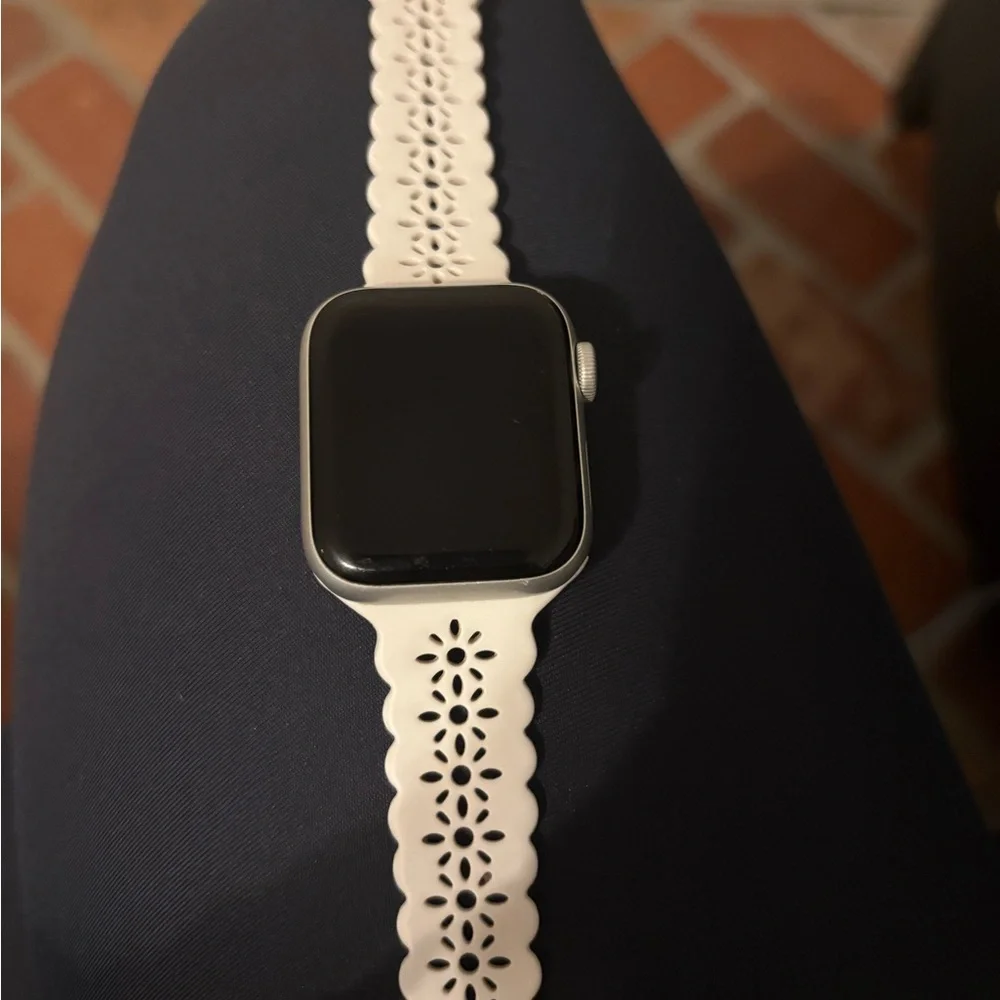 Apple Watch SE 40mm with multiple bands included
